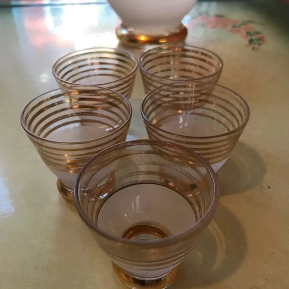 Vintage Frosted Glass Liquor Decanter w/Gold Stripes & 5 Shot Glasses. - Picture 3 of 4